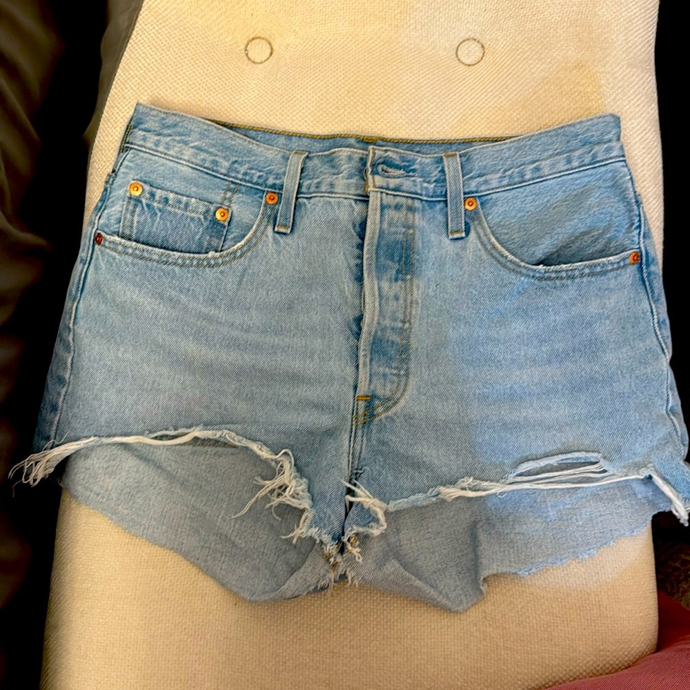 Preloved Levi’s short shorts size W 29